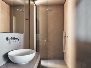 Dusche, Designer-Toilettenartikel, Haartrockner, Bademäntel