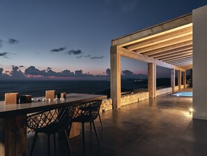 Luxury-Villa, 2 Schlafzimmer, eigener Pool (East) | Minibar, Zimmersafe, individuell dekoriert, individuell eingerichtet