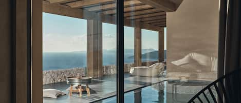 Luxe villa, privézwembad (South) | Woonkamer | Een 43-inch flatscreentelevisie met kabelzenders en een smart-tv