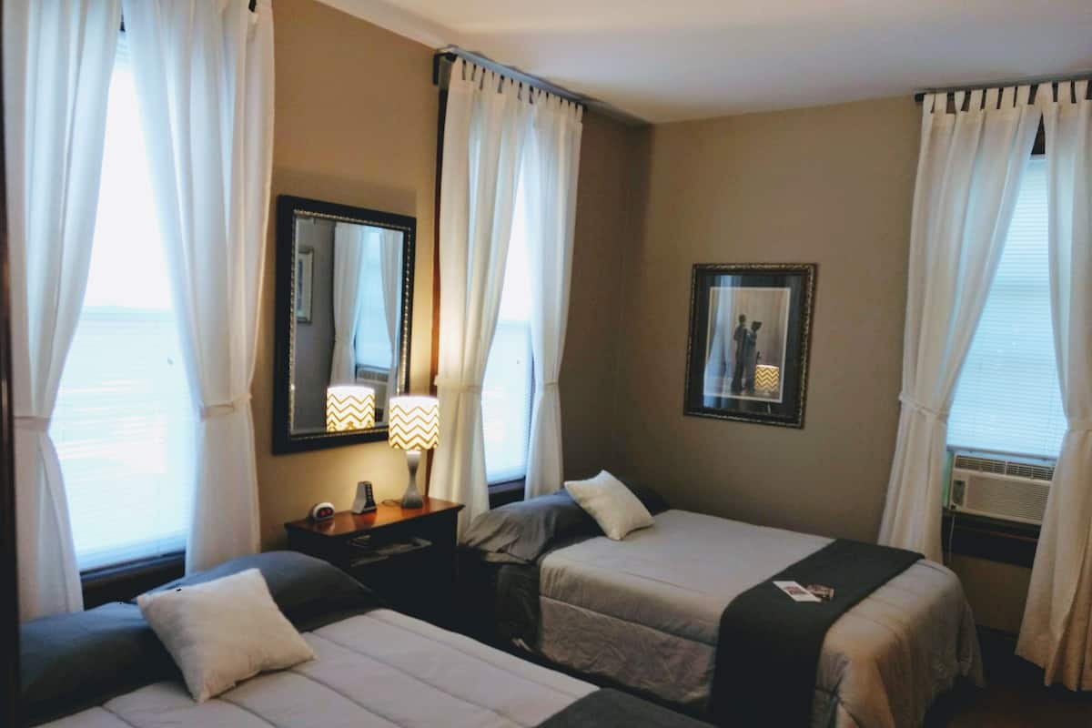 ห้องเบสิกดับเบิล, เตียงใหญ่ 2 เตียง, เตาผิง (Daisy Buchanan Room) | เครื่องนอนระดับพรีเมียม, ผ้านวมขนเป็ด, เตารีด/โต๊ะรีดผ้า, Wi-Fi ฟรี