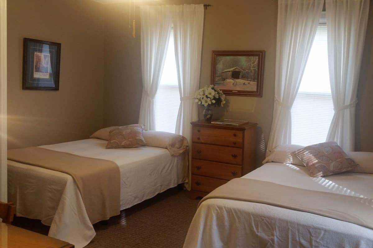 ห้องเบสิกดับเบิล, เตียงใหญ่ 2 เตียง (Jordan Baker Room) | เครื่องนอนระดับพรีเมียม, ผ้านวมขนเป็ด, เตารีด/โต๊ะรีดผ้า, Wi-Fi ฟรี