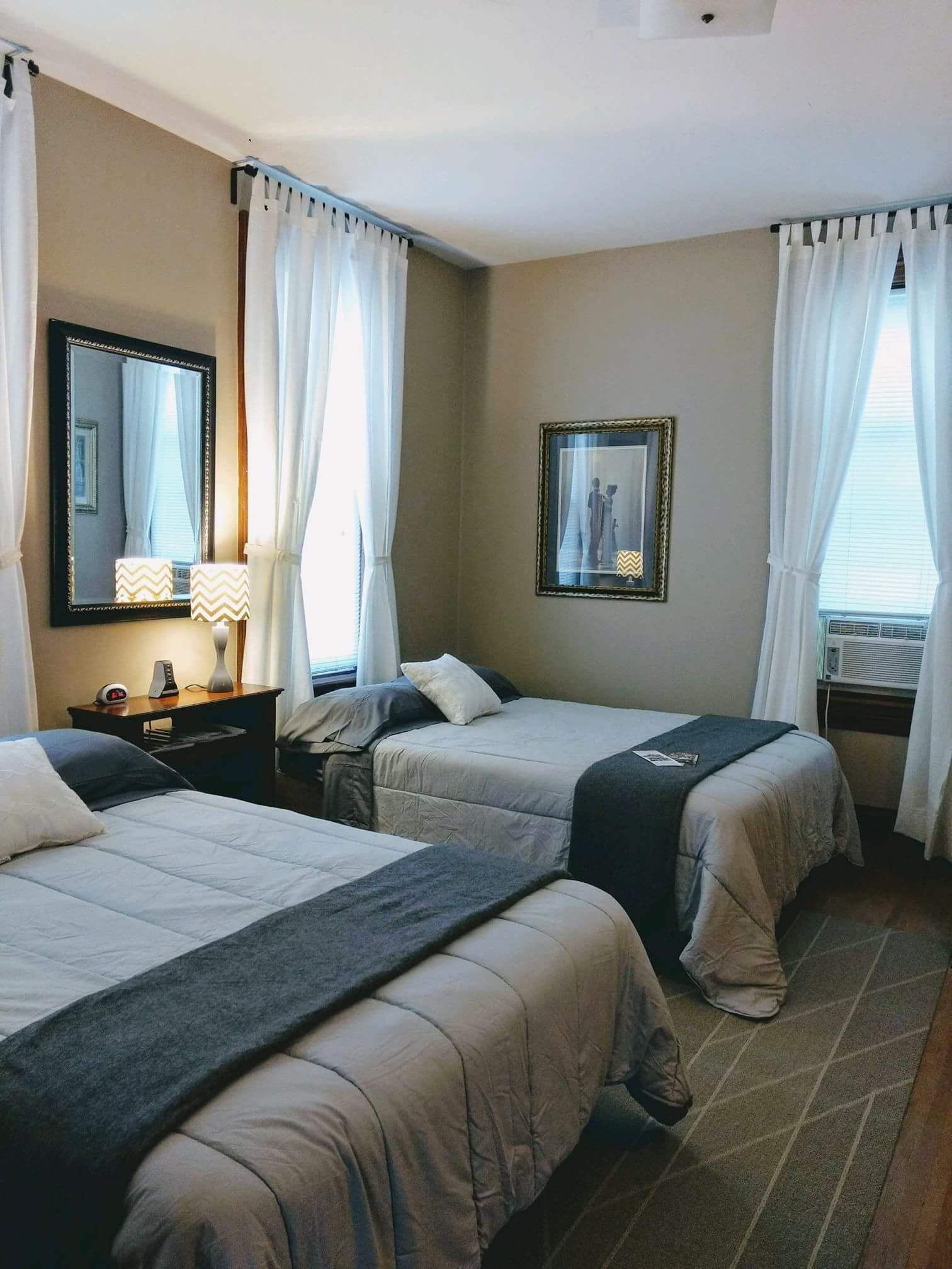 Chambre Double, 2 lits doubles, cheminée (Daisy Buchanan Room)