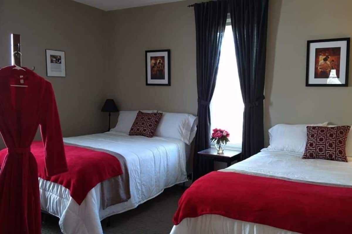 ห้องเบสิกดับเบิล, เตียงใหญ่ 2 เตียง (Nick Carraway Room) | เครื่องนอนระดับพรีเมียม, ผ้านวมขนเป็ด, เตารีด/โต๊ะรีดผ้า, Wi-Fi ฟรี