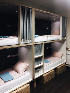 Allergivenligt sengetøj, dundyner, pengeskab på værelset