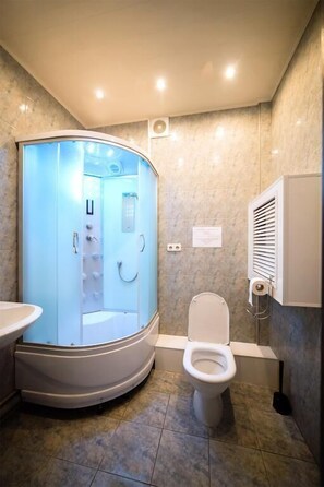 Shared Dormitory, Mixed Dorm, Shared Bathroom (4-Beds) | Bathroom | Combined shower/tub, jetted tub, hydromassage showerhead - Hostel Tower 31/18 (Minsk)
