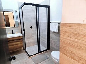 Junior Suite | Bathroom | Shower, free toiletries, hair dryer, towels - Singular Goldsmith (Mexico City)