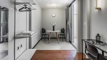 Rom – executive, delt bad | Blendingsgardiner, strykejern/-brett, wi-fi (inkludert) og sengetøy