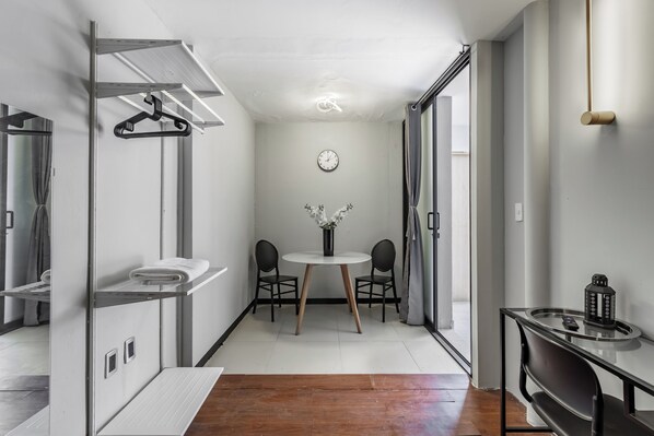 Executive Room, Shared Bathroom | Blackout drapes, iron/ironing board, free WiFi, bed sheets - Singular Goldsmith (Mexico City)