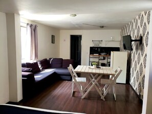 Luxury Suite | Blendingsgardiner, strykejern/-brett, wi-fi (inkludert) og sengetøy