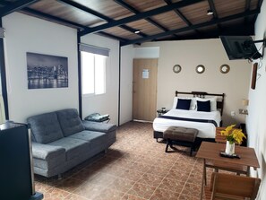 Standard Loft, 1 Double Bed with Sofa bed | Living area | 42-inch Smart TV with cable channels - Singular Goldsmith (Mexico City)