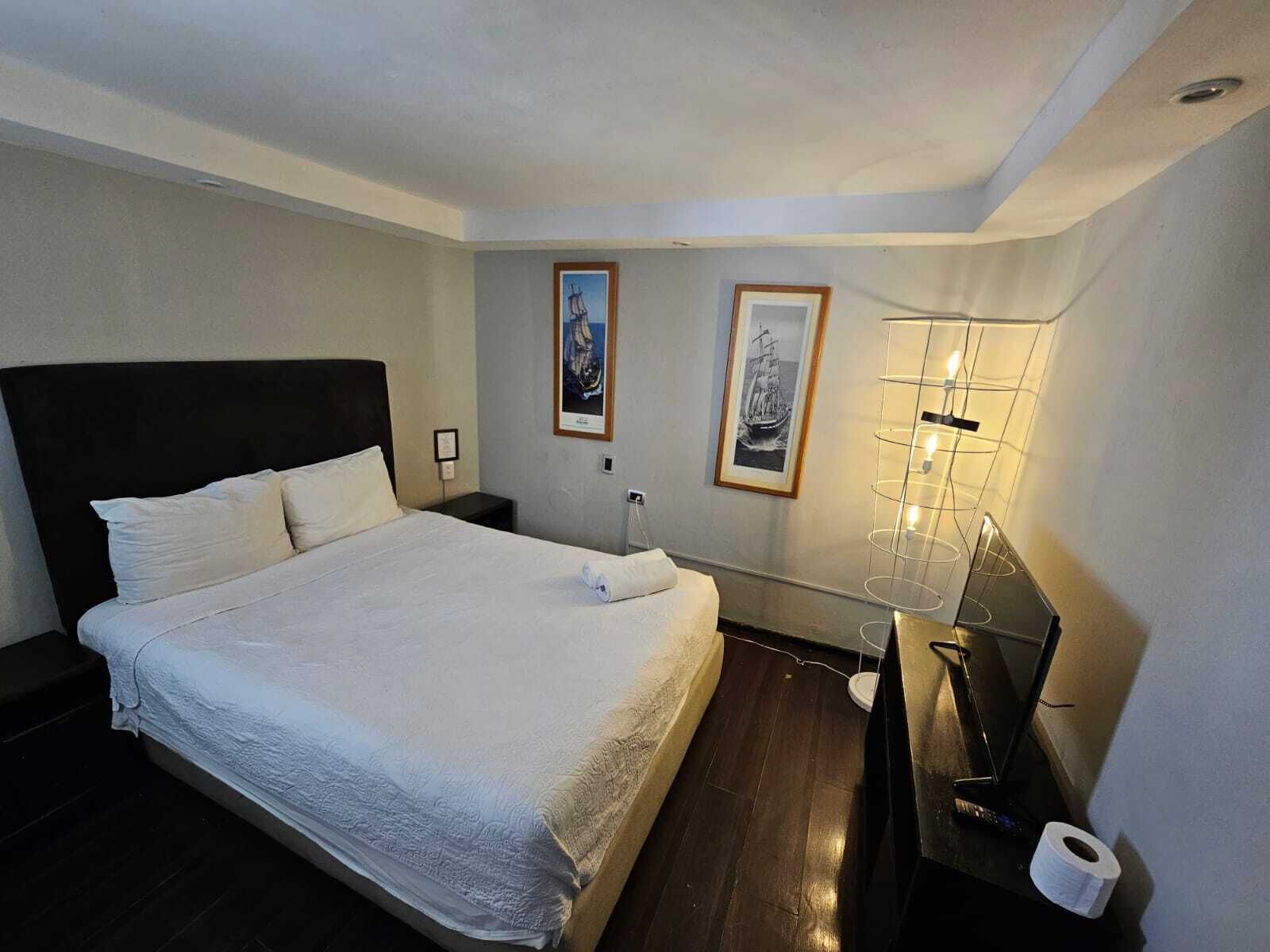 Habitación económica, 1 cama matrimonial, baño compartido | Cortinas blackout, tabla de planchar con plancha y wifi gratis 