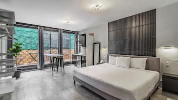 Luxury Suite | Blackout drapes, iron/ironing board, free WiFi, bed sheets