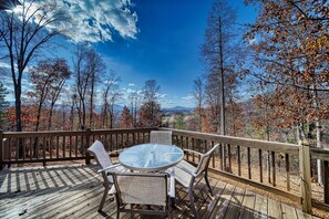 Outdoor dining - Mossy Oaks Manor-Fireplace- Pool Table (Hiawassee)