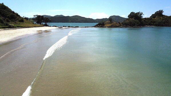 Accommodatie ligt op het strand, ligstoelen, strandlakens