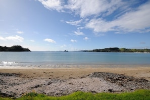 Plage, chaises longues, serviettes de plage