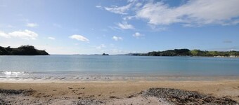 Oakura vid stranden, 8 kajaker, SU paddleboard, WiFi, gaseldstad