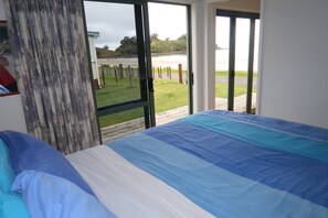 4 slaapkamers, een strijkplank/strijkijzer, reisbedje, gratis wifi