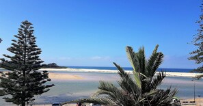 On the beach - Waterfront Holiday Apartment, north facing, superb 180 deg views, sunny balcony (The Entrance)