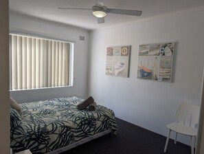 2 bedrooms, iron/ironing board, travel cot, free WiFi - Waterfront Holiday Apartment, north facing, superb 180 deg views, sunny balcony (The Entrance)