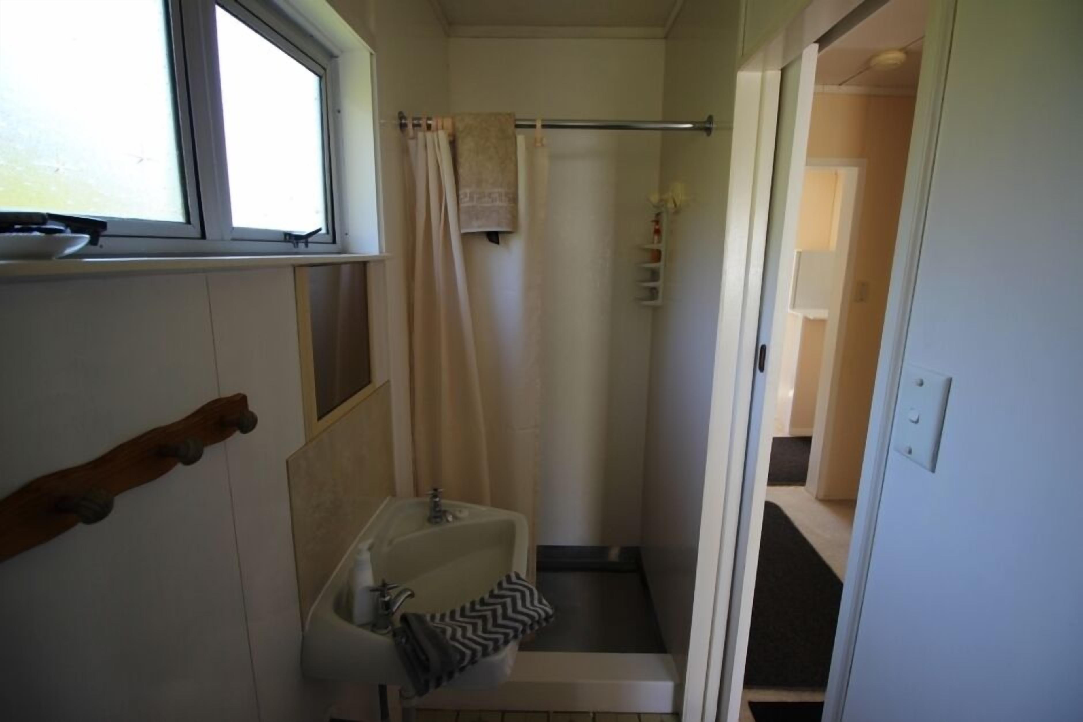 Serviettes fournies, papier toilette