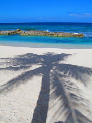 En la playa, camastros y toallas de playa 