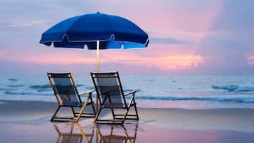 Plage, chaises longues, serviettes de plage