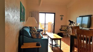 Smart-TV, DVD-spiller, bøker og stereoanlegg