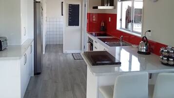 Geladeira, micro-ondas, fogão, cooktop
