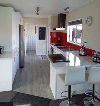 3 bdm pet friendly home in quiet street.No extra charge for cleaning or pets.