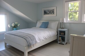 3 bedrooms, iron/ironing board, travel crib, free WiFi - Cape Cod style home in the heart of the lakeside village of Wellington (Wellington)