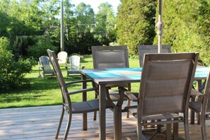 Outdoor dining - Cape Cod style home in the heart of the lakeside village of Wellington (Wellington)