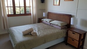 5 dormitorios, tabla de planchar con plancha, cuna de viaje