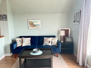 تلفزيون، مشغل دي في دي، كُتُب، ستيريو