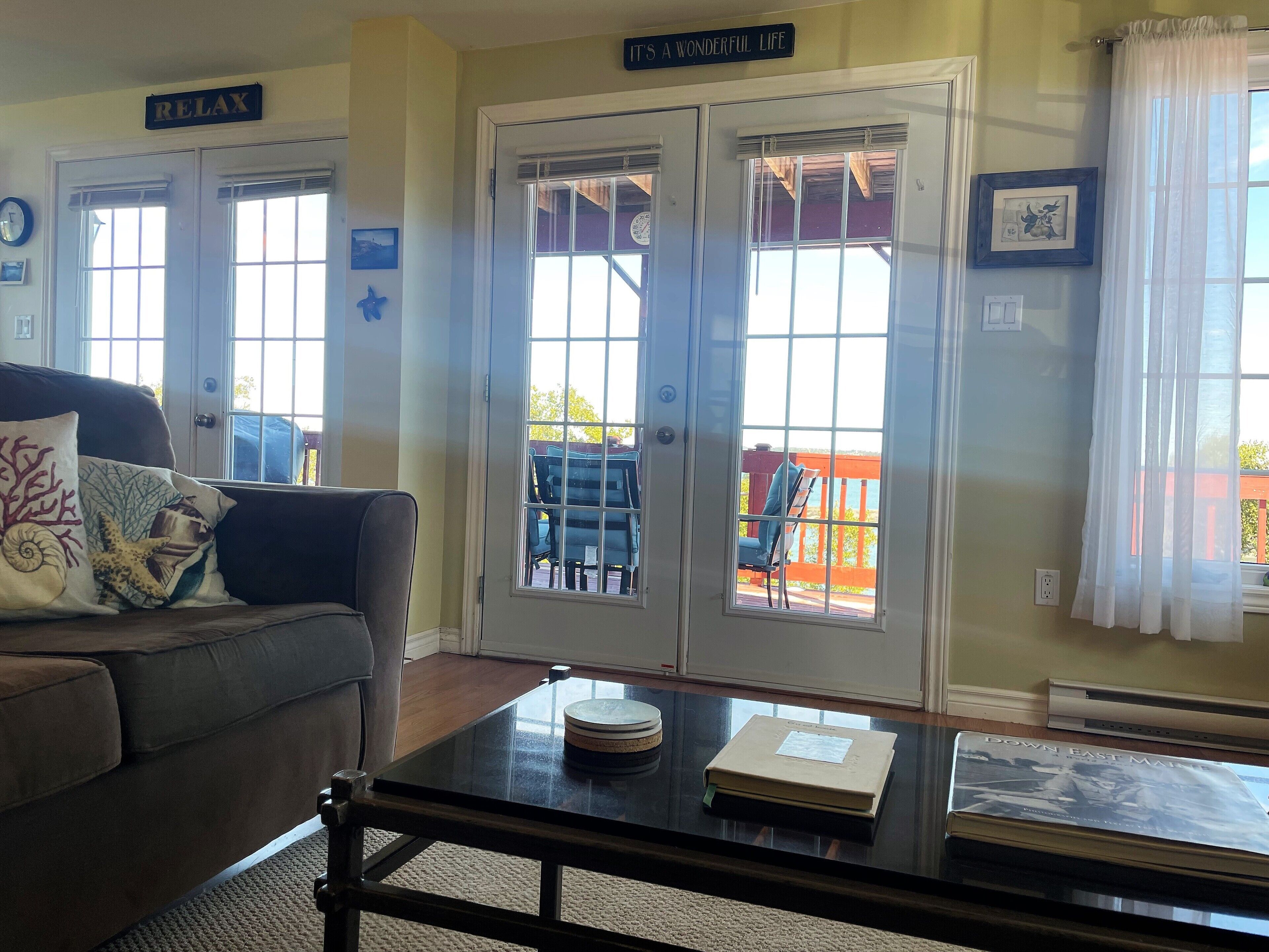 Tv, dvd-afspiller, bøger, stereoanlæg