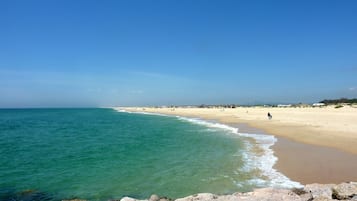Chaises longues, serviettes de plage