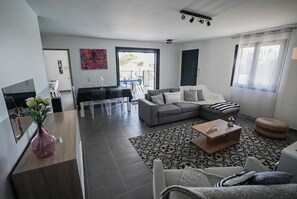 Smart-TV, Videospiele, DVD-Player, Tischtennisplatte