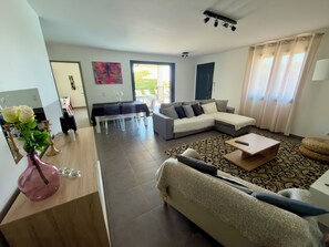 Smart-TV, Videospiele, DVD-Player, Tischtennisplatte
