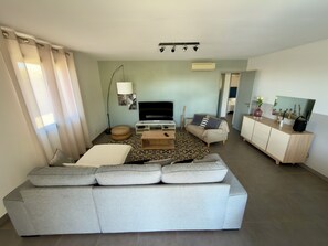 Smart-TV, Videospiele, DVD-Player, Tischtennisplatte