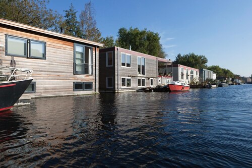 Luxury BedonBoard on Houseboat in Canals Amsterdam