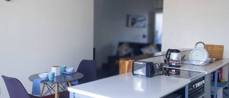 Mikrovågsugn och grytor/köksredskap