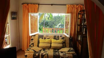 Téléviseur, lecteur de DVD, livres, sélection de musique