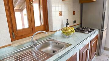 Réfrigérateur, four, plaque de cuisson, cafetière/bouilloire