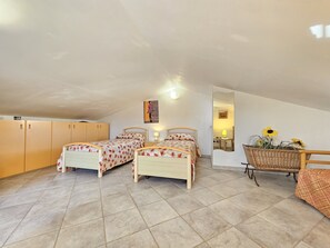 4 bedrooms, iron/ironing board, free WiFi, bed sheets