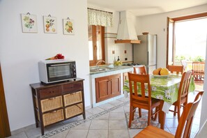 Fridge, oven, stovetop, coffee/tea maker