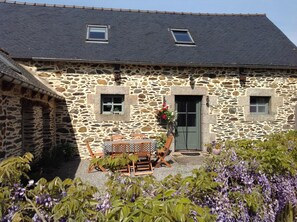 Outdoor dining - Beautiful cottage with private,heated pool and free internet access. (Saint-Martin-Des-Prés)