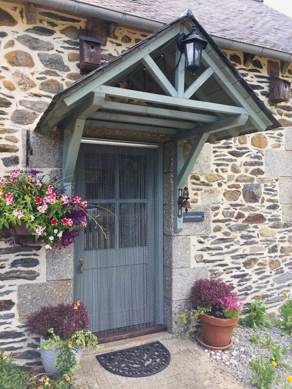 Exterior detail - Beautiful cottage with private,heated pool and free internet access. (Saint-Martin-Des-Prés)