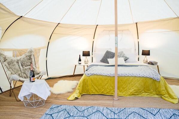 Tienda de campaña panorámica, 1 cama Queen size, baño compartido, vista a la montaña | Sábanas de algodón egipcio, ropa de cama de alta calidad y edredón 