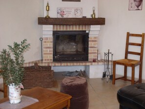 Fernseher, Kamin, DVD-Player, Kinderspielzeug