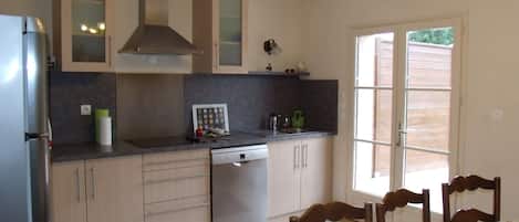 Réfrigérateur, four à micro-ondes, un four, surface de cuisson