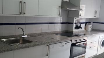 Frigorífico, microondas, horno y placa de cocina